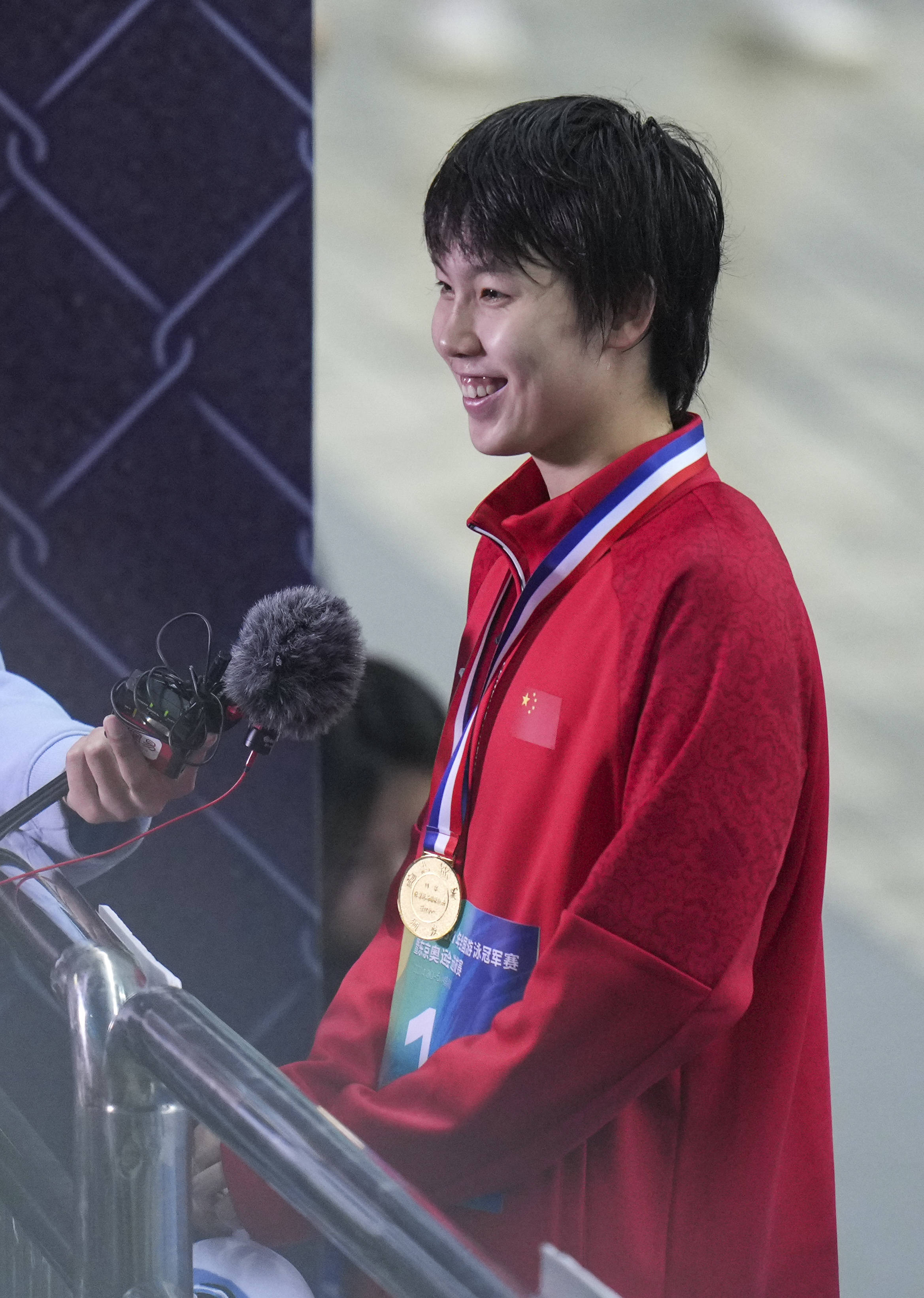 爱游戏竞技-关于龙战虎争：游泳选手蝉联冠军的信息