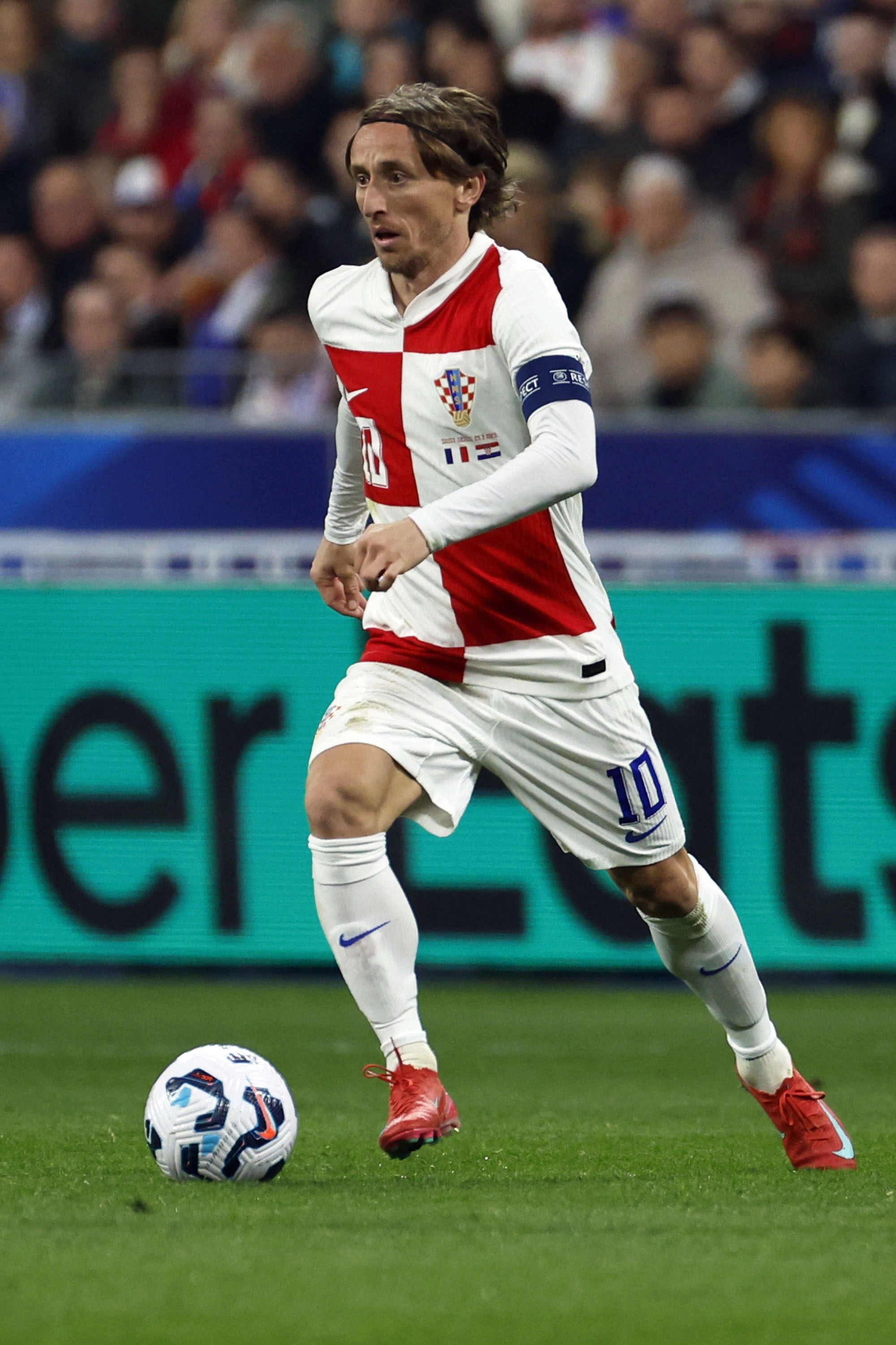 爱游戏平台-欧国联半决赛争夺开启，各队全力以赴备战的简单介绍