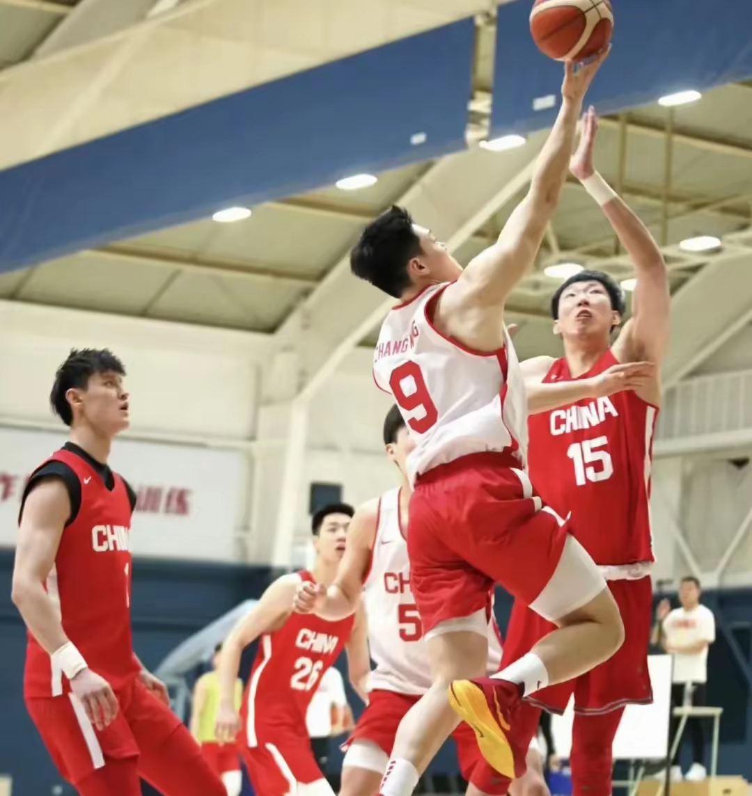 火药味十足：球场上的对决异常激烈，局面扑朔迷离的简单介绍