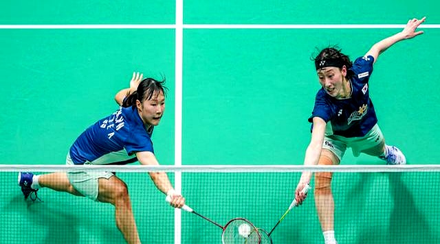 爱游戏网站-羽毛球比赛选手巅峰对决，谁能笑到最后