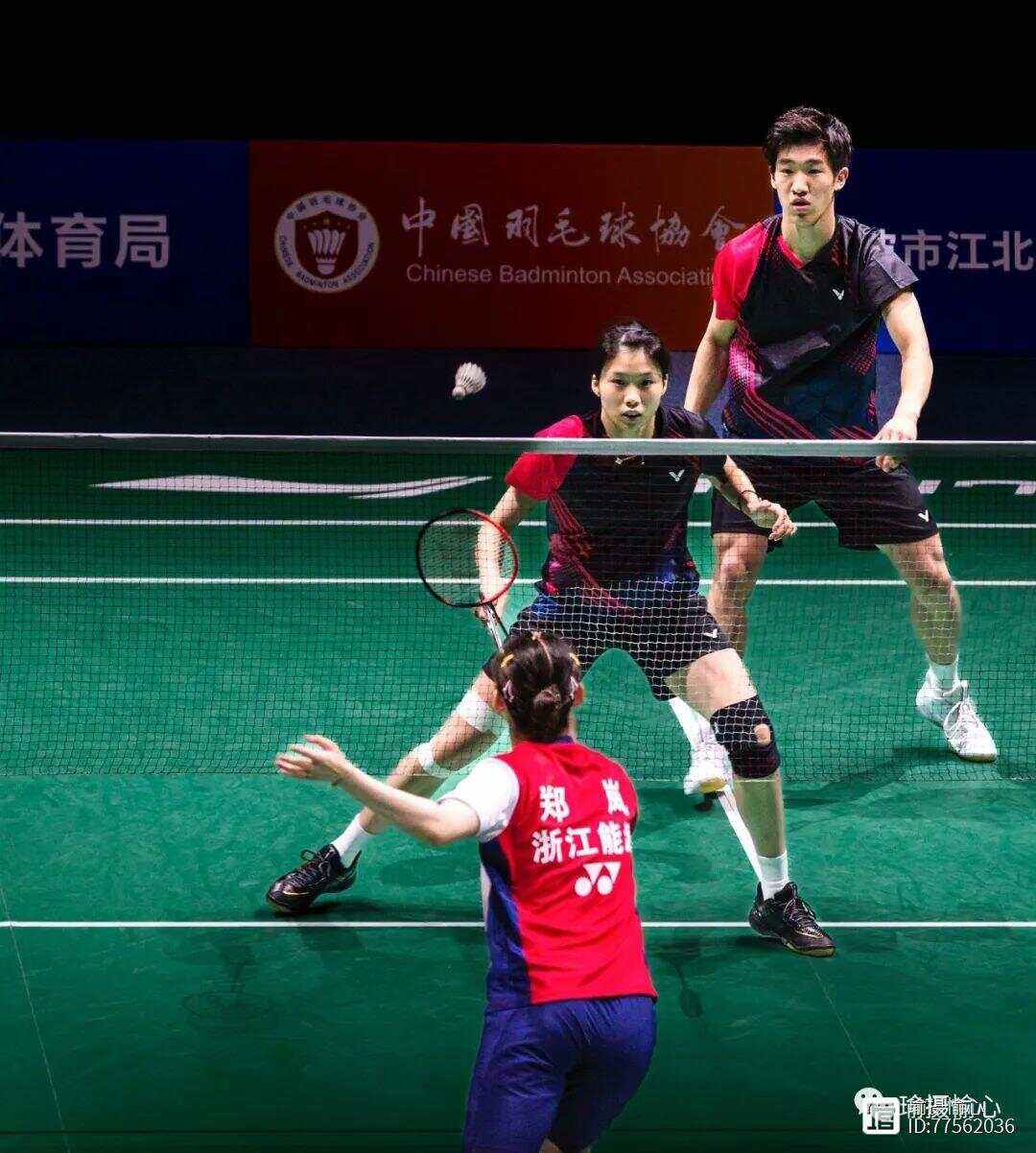 羽毛球比赛选手巅峰对决，谁能笑到最后