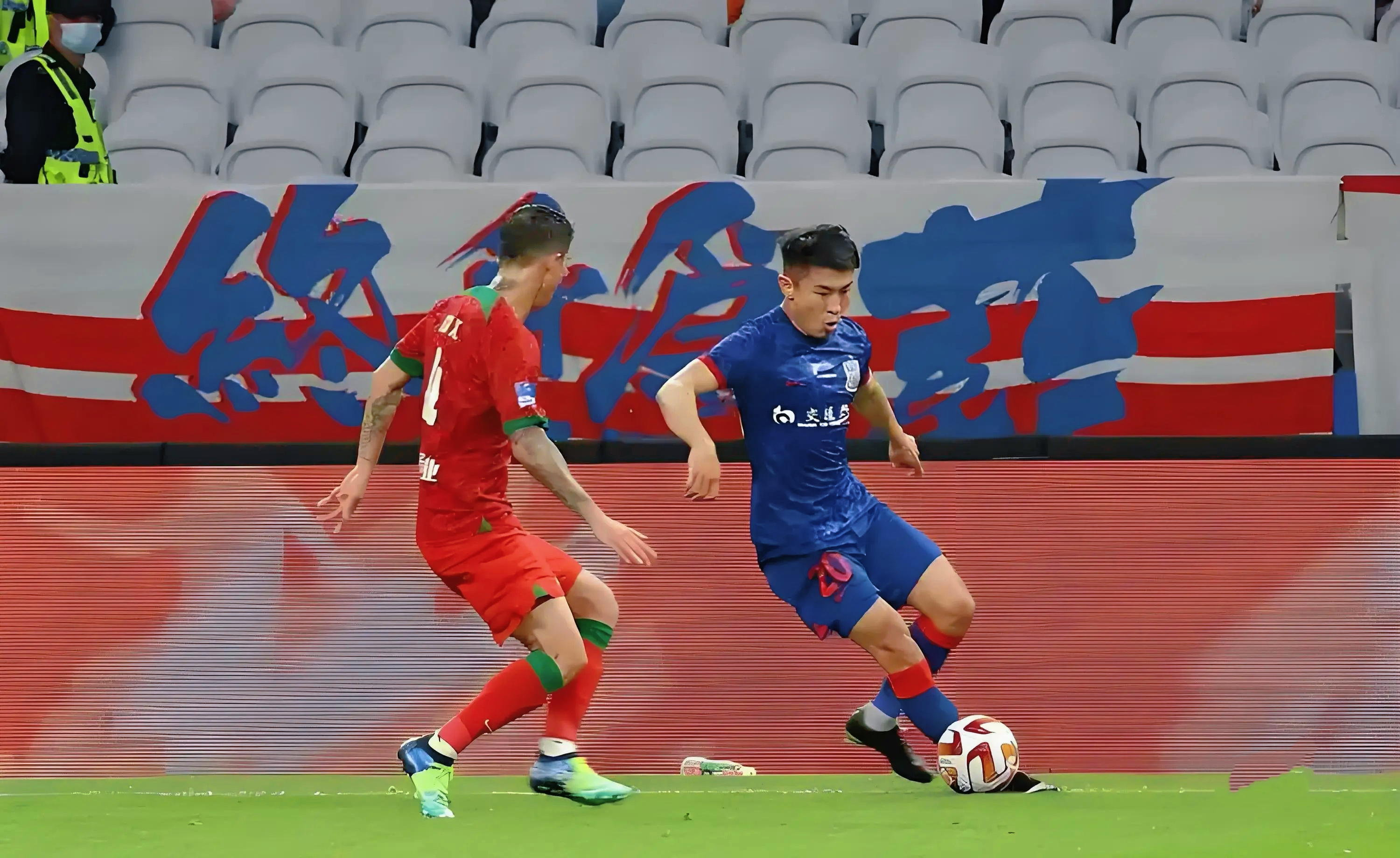 比赛中球员表现出色，成为焦点人物