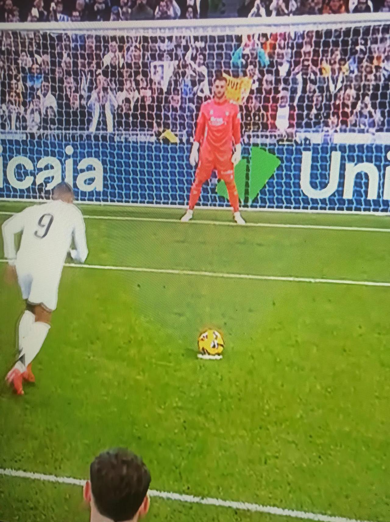 包含皇家贝蒂斯客场击败巴伦西亚，豪取三分的词条