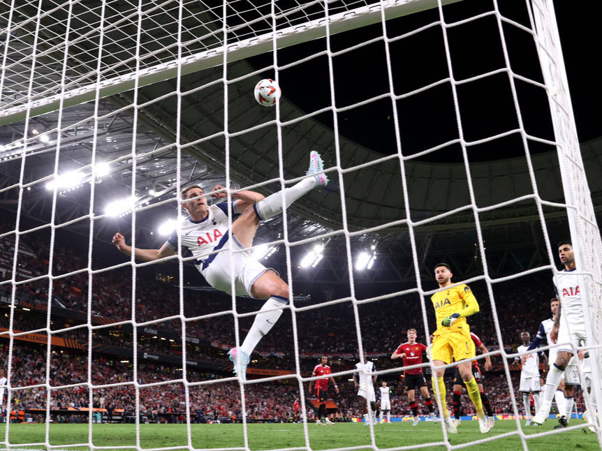 爱游戏投注-曼联客场惨败，欧战资格悬念加剧