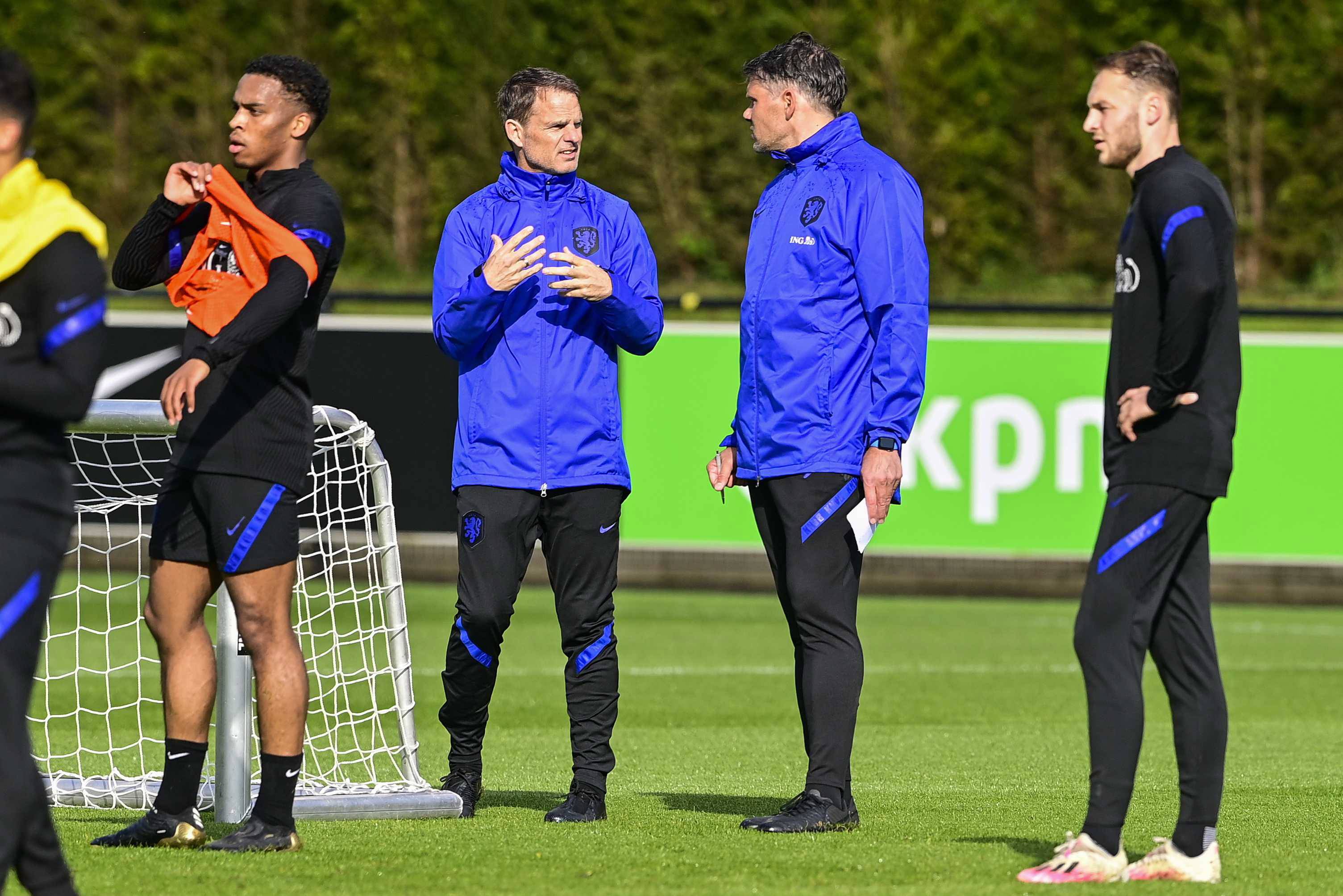 包含强队备战欧预赛，备战训练井然有序的词条